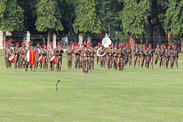 Perayaan kali ini digelar dengan suasana yang lebih sederhana dan tanpa ada atraksi militer dari prajurit Korps Baret Merah.