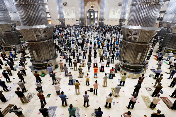 Jemaah melaksanakan shalat Jumat pada minggu pertama bulan suci Ramadan di Masjid Istiqlal, Jakarta, Jumat (16/4/2021).