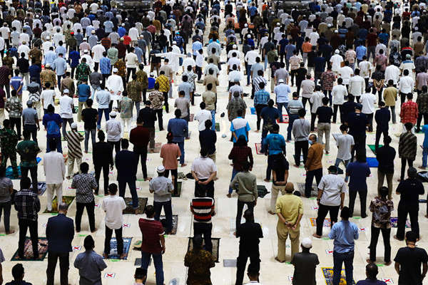Jemaah melaksanakan shalat Jumat pada minggu pertama bulan suci Ramadan di Masjid Istiqlal, Jakarta, Jumat (16/4/2021).
