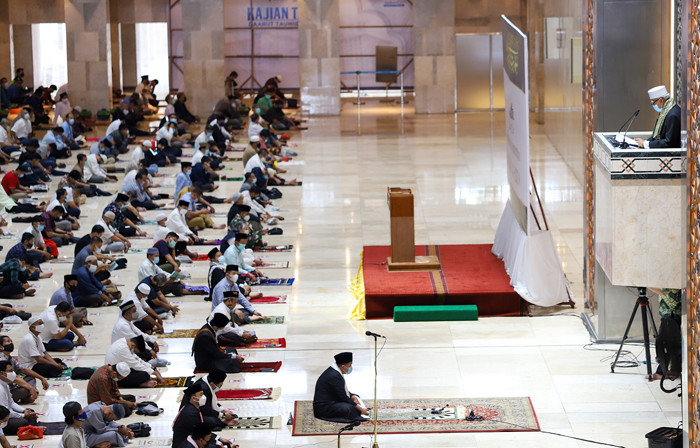 Jemaah melaksanakan shalat Jumat pada minggu pertama bulan suci Ramadan di Masjid Istiqlal, Jakarta, Jumat (16/4/2021).