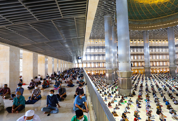 Jemaah melaksanakan shalat Jumat pada minggu pertama bulan suci Ramadan di Masjid Istiqlal, Jakarta, Jumat (16/4/2021).