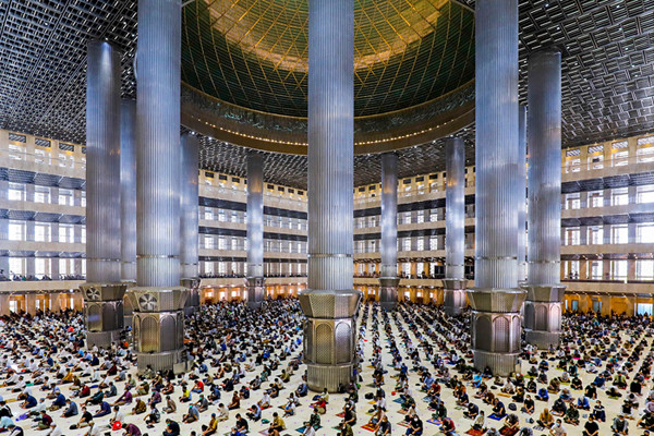 Jemaah melaksanakan shalat Jumat pada minggu pertama bulan suci Ramadan di Masjid Istiqlal, Jakarta, Jumat (16/4/2021).