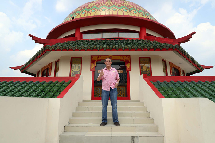 Umat Islam melaksanakan Shalat Jumat pertama pada bulan suci Ramadan di Masjid Babah Alun di samping Gerbang Tol Cilandak Utama, Jakarta, Jumat (16/4/2021).