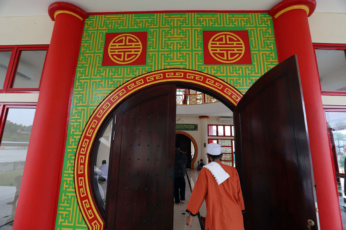 Umat Islam melaksanakan Shalat Jumat pertama pada bulan suci Ramadan di Masjid Babah Alun di samping Gerbang Tol Cilandak Utama, Jakarta, Jumat (16/4/2021).