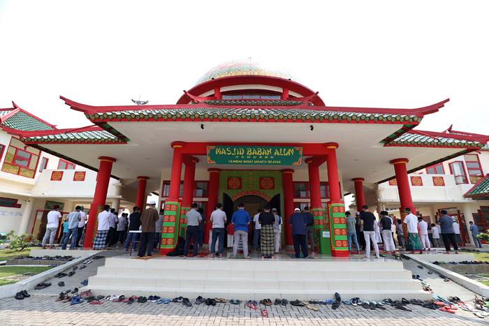 Umat Islam melaksanakan Shalat Jumat pertama pada bulan suci Ramadan di Masjid Babah Alun di samping Gerbang Tol Cilandak Utama, Jakarta, Jumat (16/4/2021).
