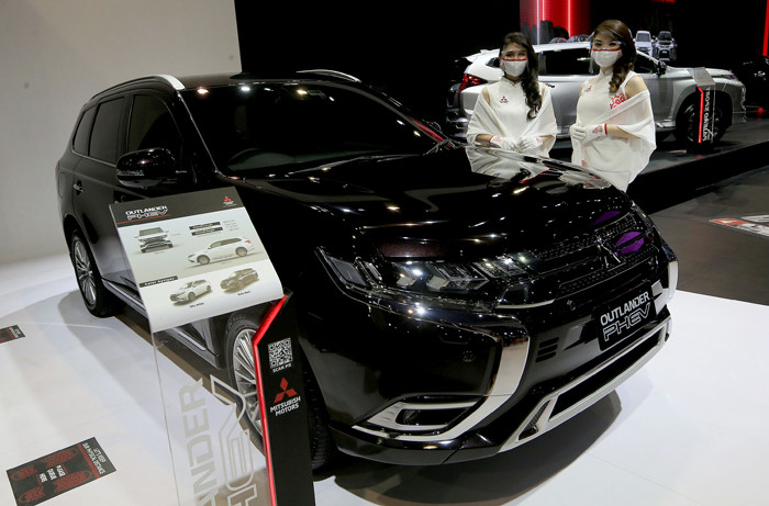 Model berpose didepan Mitsubishi Pajero Sport pada ajang Indonesia International Motor Show (IIMS) Hybrid 2021 di JIExpo, Kemayoran, Jakarta, Kamis (15/4/2021).