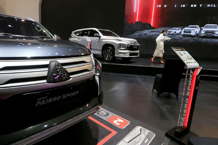 Model berpose didepan Mitsubishi Pajero Sport pada ajang Indonesia International Motor Show (IIMS) Hybrid 2021 di JIExpo, Kemayoran, Jakarta, Kamis (15/4/2021).