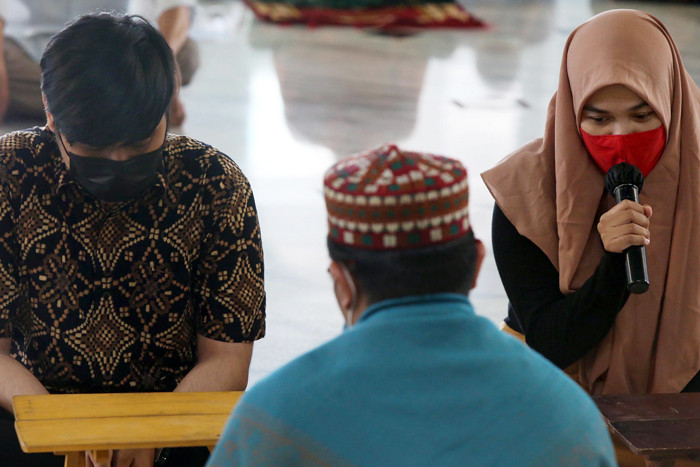 Dua mualaf mengikuti proses masuk Islam dengan mengucapkan dua kalimat syahadat usai Shalat Jumat di Masjid Al-Akbar Surabaya, Jawa Timur, Jumat (16/4/2021)