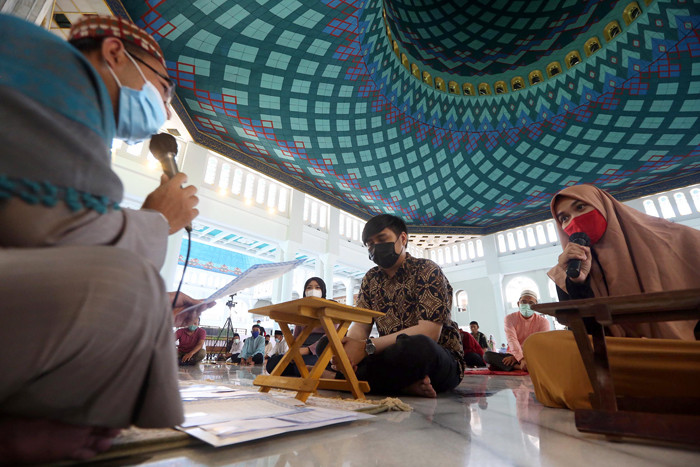 Dua mualaf mengikuti proses masuk Islam dengan mengucapkan dua kalimat syahadat usai Shalat Jumat di Masjid Al-Akbar Surabaya, Jawa Timur, Jumat (16/4/2021)