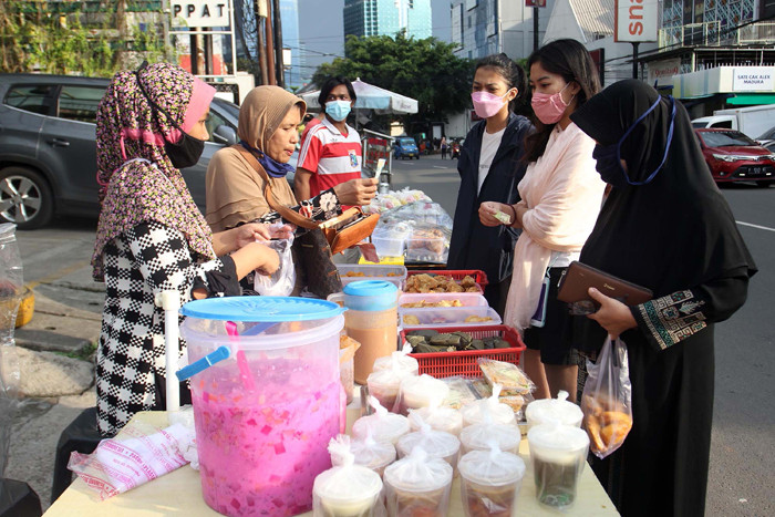 Pedagang melayani pembeli makanan untuk berbuka puasa di Pasar Takjil Benhil, Jakarta, Jumat (16/4/21).