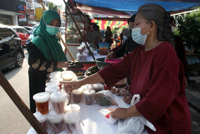 Pedagang melayani pembeli makanan untuk berbuka puasa di Pasar Takjil Benhil, Jakarta, Jumat (16/4/21).