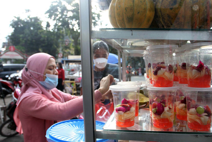 Pedagang melayani pembeli makanan untuk berbuka puasa di Pasar Takjil Benhil, Jakarta, Jumat (16/4/21).