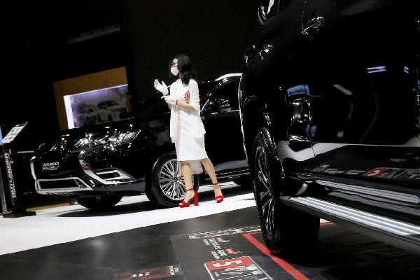 Satgas Covid 19 berpatroli mengelilingi booth pameran IIMS Hybrid 2021 mengingatkan pengunjung untuk selalu menerapkan prokes di Jakarta, Kamis (15/4/2021).