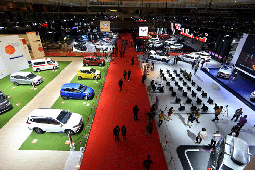 Satgas Covid 19 berpatroli mengelilingi booth pameran IIMS Hybrid 2021 mengingatkan pengunjung untuk selalu menerapkan prokes di Jakarta, Kamis (15/4/2021).