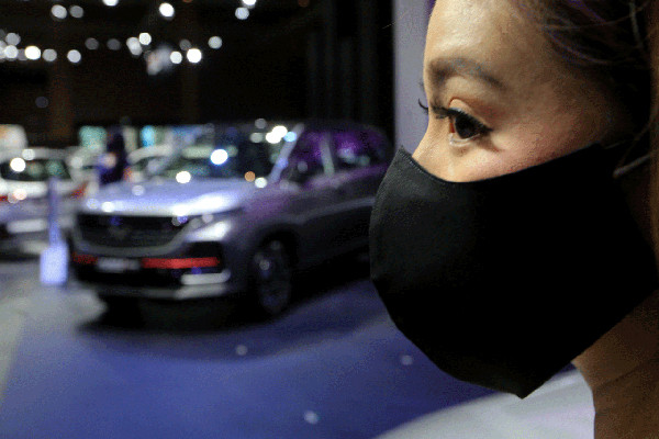 Satgas Covid 19 berpatroli mengelilingi booth pameran IIMS Hybrid 2021 mengingatkan pengunjung untuk selalu menerapkan prokes di Jakarta, Kamis (15/4/2021).