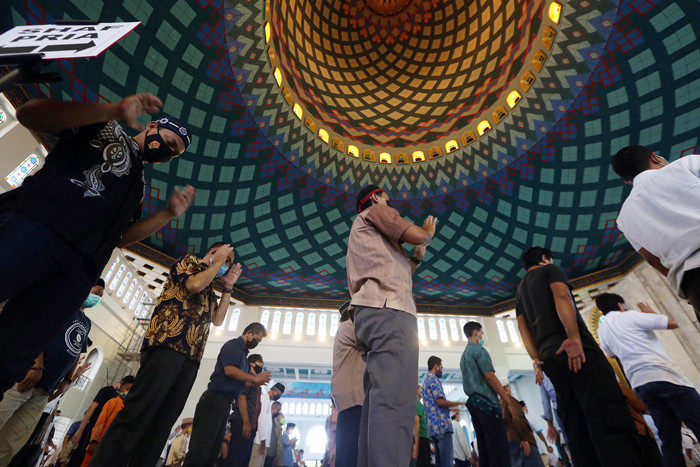 Jamaah mengikuti ibadah Shalat Jumat minggu pertama bulan suci Ramadhan 1442 H di Masjid Al-Akbar Surabaya, Jawa Timur, Jumat (16/4/2021).