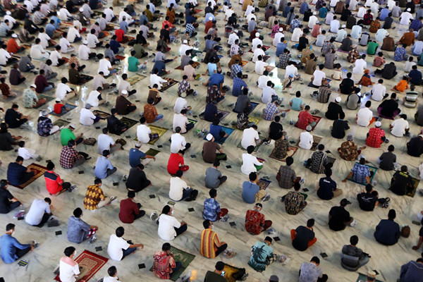 Jamaah mengikuti ibadah Shalat Jumat minggu pertama bulan suci Ramadhan 1442 H di Masjid Al-Akbar Surabaya, Jawa Timur, Jumat (16/4/2021).