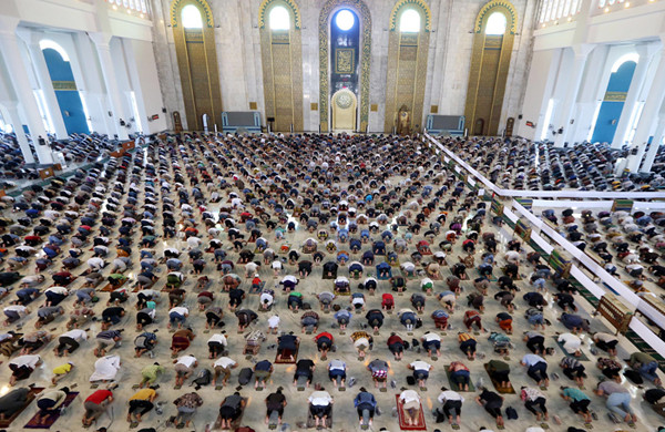 Jamaah mengikuti ibadah Shalat Jumat minggu pertama bulan suci Ramadhan 1442 H di Masjid Al-Akbar Surabaya, Jawa Timur, Jumat (16/4/2021).