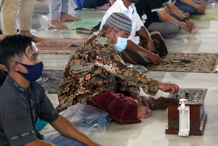 Jamaah mengikuti ibadah Shalat Jumat minggu pertama bulan suci Ramadhan 1442 H di Masjid Al-Akbar Surabaya, Jawa Timur, Jumat (16/4/2021).