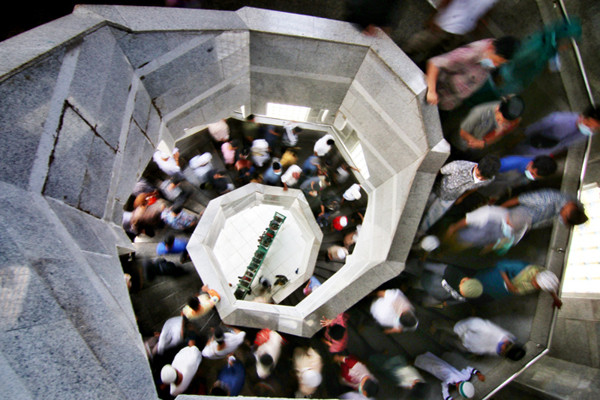 Sejumlah umat muslim menjalankan ibadah Shalat Jumat perdana bulan Ramadan di Masjid Al Markaz Al Islami, Makassar, Sulawesi Selatan, Jumat (16/4/2021).