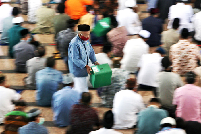 Sejumlah umat muslim menjalankan ibadah Shalat Jumat perdana bulan Ramadan di Masjid Al Markaz Al Islami, Makassar, Sulawesi Selatan, Jumat (16/4/2021).