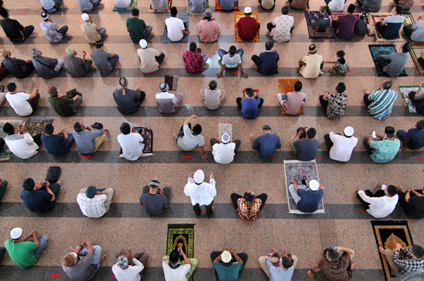 Sejumlah umat muslim menjalankan ibadah Shalat Jumat perdana bulan Ramadan di Masjid Al Markaz Al Islami, Makassar, Sulawesi Selatan, Jumat (16/4/2021).