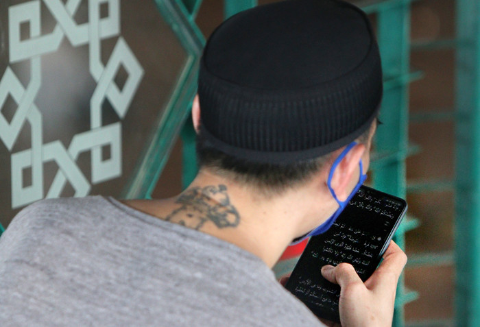 Sejumlah umat muslim menjalankan ibadah Shalat Jumat perdana bulan Ramadan di Masjid Al Markaz Al Islami, Makassar, Sulawesi Selatan, Jumat (16/4/2021).