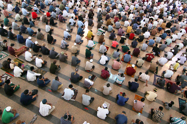 Sejumlah umat muslim menjalankan ibadah Shalat Jumat perdana bulan Ramadan di Masjid Al Markaz Al Islami, Makassar, Sulawesi Selatan, Jumat (16/4/2021).