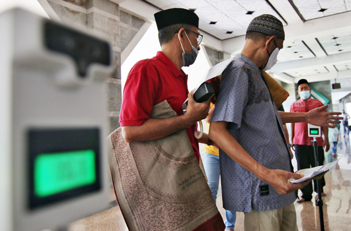 Sejumlah umat muslim menjalankan ibadah Shalat Jumat perdana bulan Ramadan di Masjid Al Markaz Al Islami, Makassar, Sulawesi Selatan, Jumat (16/4/2021).