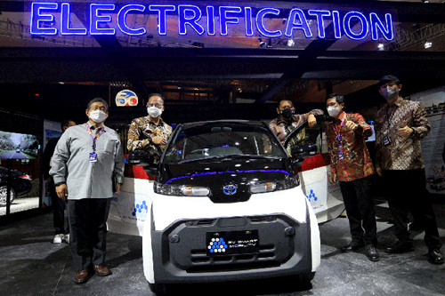 Toyota menghadirkan 10 unit kendaraan elektrifikasi dengan berbagai teknologi seperti Toyota COMS dan Toyota C+pod yang berbasis BEV.