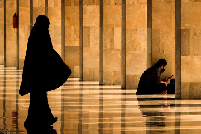 Umat muslim saat membaca Al Quran di Masjid Istiqlal, Jakarta. Jumat (16/4/2021).