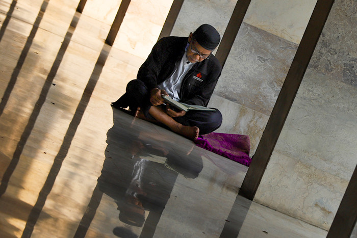 Umat muslim saat membaca Al Quran di Masjid Istiqlal, Jakarta. Jumat (16/4/2021).