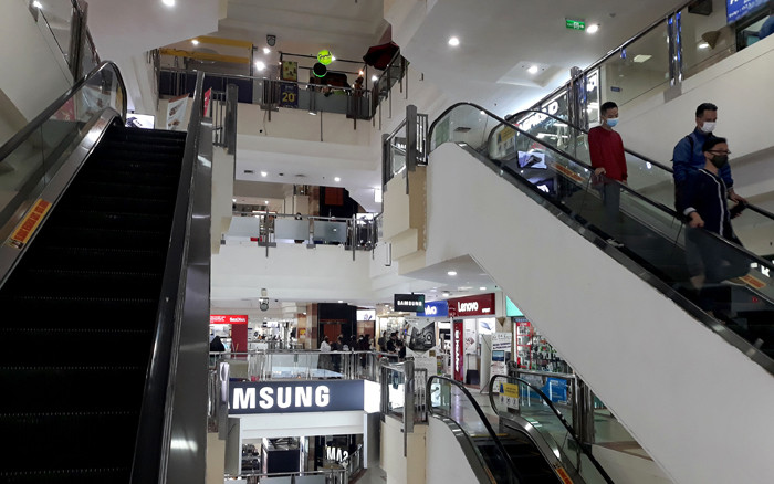 Suasana pusat perbelanjaan terlihat sepi di kawasan Jakarta Selatan, Sabtu (17/4/2021).