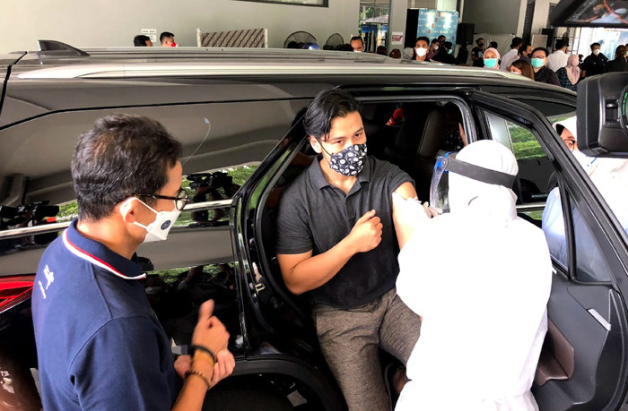 Program vaksinasi ini merupakan kerjasama Kementerian Pariwisata dan Ekonomi Kreatif (Kemenparekraf) dengan Homecare24 dan Dinas Kesehatan DKI Jakarta.