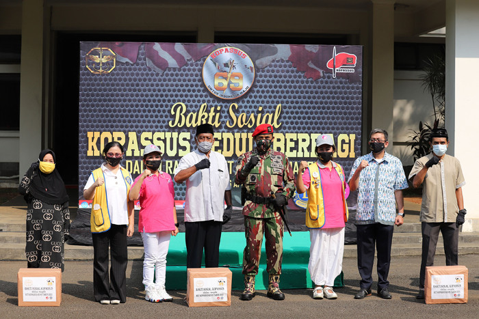 Danjen Kopassus Mayjen TNI Mohamad Hasan saat menyerahkan paket sembako kepada warga binaan Kopassus, di Makopassus Cijantung, Jakarta Timur, Jumat (16/4/2021).