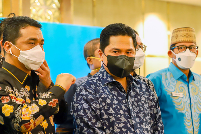 Menteri BUMN yang juga Ketua Umum Masyarakat Ekonomi Syariah Erick Thohir melantik pengurus MES DKI Jakarta periode 2021-2023 di Jakarta, Sabtu (17/4/2021).