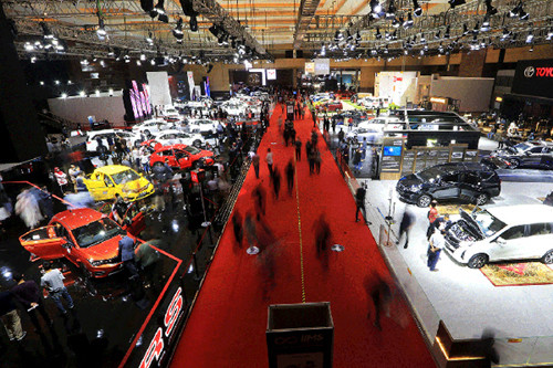 Pengunjung mengamati mobil yang dipamerkan pada ajang Indonesia International Motor Show (IIMS) Hybrid 2021 di JiExpo Kemayoran, Jakarta, Minggu (18/4/2021).