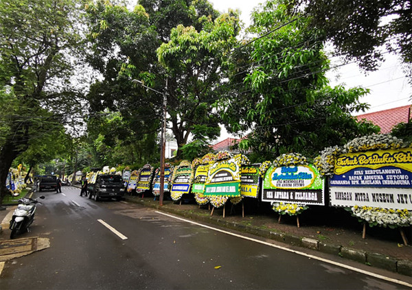Ratusan karangan bunga memenuhi halaman rumah duka almarhum Adiguna Sutowo di kawasan Menteng, Jakarta Pusat, Minggu (18/4/2021).