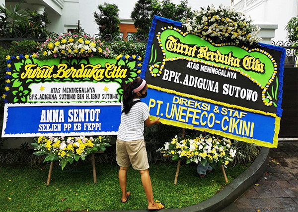 Ratusan karangan bunga memenuhi halaman rumah duka almarhum Adiguna Sutowo di kawasan Menteng, Jakarta Pusat, Minggu (18/4/2021).