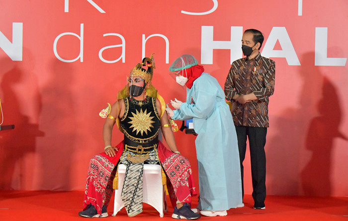 Presiden Joko Widodo meninjau pelaksanaan vaksinasi Covid-19 bagi ratusan pekerja seni dan budayawan di Galeri Nasional Indonesia, Jakarta, Senin (19/4/2021).