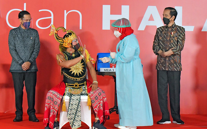 Presiden Joko Widodo meninjau pelaksanaan vaksinasi Covid-19 bagi ratusan pekerja seni dan budayawan di Galeri Nasional Indonesia, Jakarta, Senin (19/4/2021).