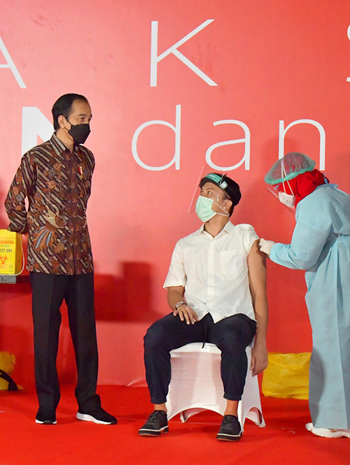 Presiden Joko Widodo meninjau pelaksanaan vaksinasi Covid-19 bagi ratusan pekerja seni dan budayawan di Galeri Nasional Indonesia, Jakarta, Senin (19/4/2021).