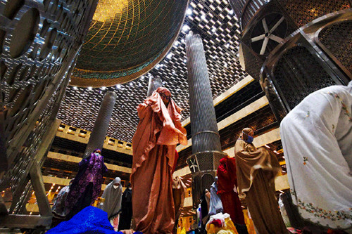 Ramadan tahun ini umat muslim diperbolehkan melaksanakan shalat berjamaah di masjid dan mushala, baik shalat fardu, shalat tarawih termasuk tadarus.