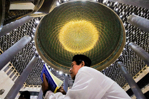 Ramadan tahun ini umat muslim diperbolehkan melaksanakan shalat berjamaah di masjid dan mushala, baik shalat fardu, shalat tarawih termasuk tadarus.