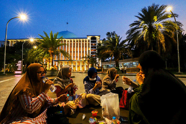 Ramadan tahun ini umat muslim diperbolehkan melaksanakan shalat berjamaah di masjid dan mushala, baik shalat fardu, shalat tarawih termasuk tadarus.