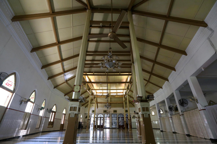 Masjid Peneleh berdiri kokoh di Jalan Peneleh Gang V Surabaya, Jawa Timur, Senin (19/4/2021).