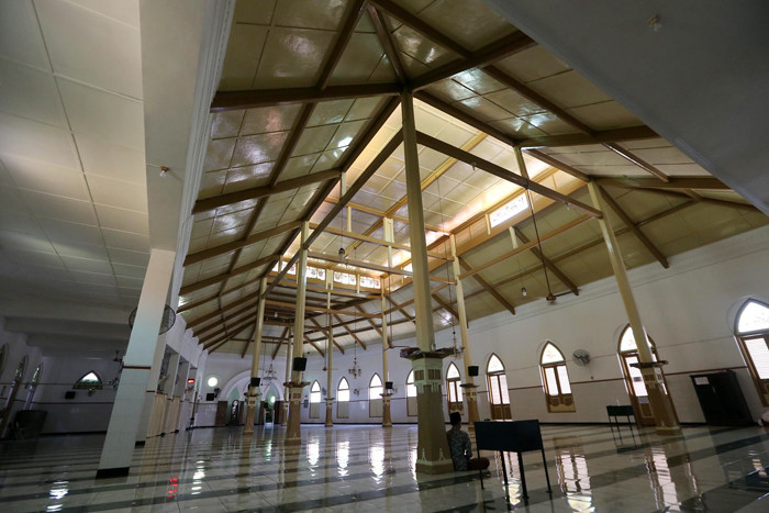 Masjid Peneleh berdiri kokoh di Jalan Peneleh Gang V Surabaya, Jawa Timur, Senin (19/4/2021).