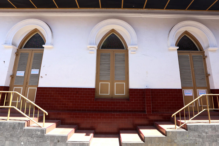 Masjid Peneleh berdiri kokoh di Jalan Peneleh Gang V Surabaya, Jawa Timur, Senin (19/4/2021).