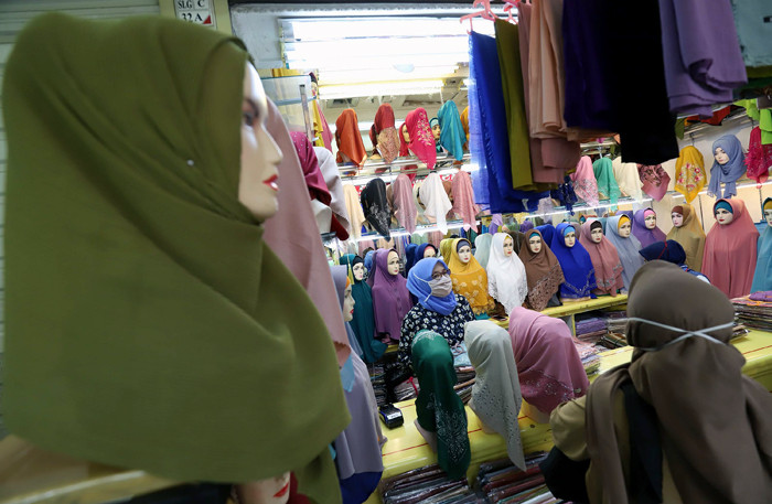 Calon pembeli melihat busana muslim di pusat perbelanjaan Pasar Tanah Abang, Jakarta, Senin (19/4/2021).