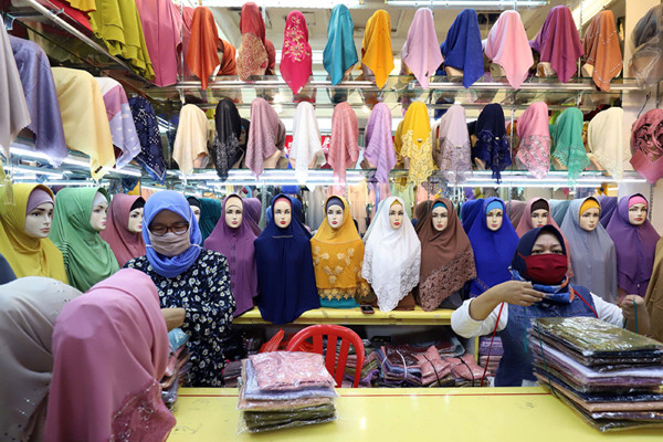 Calon pembeli melihat busana muslim di pusat perbelanjaan Pasar Tanah Abang, Jakarta, Senin (19/4/2021).